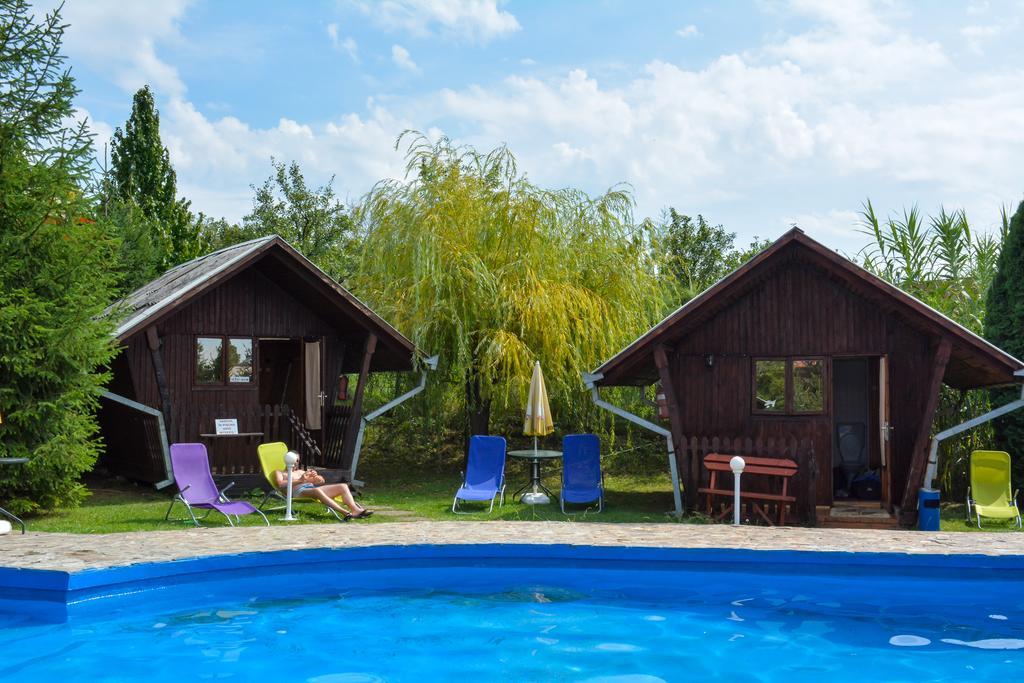 Camping Robinson Country Club Oradea Buitenkant foto