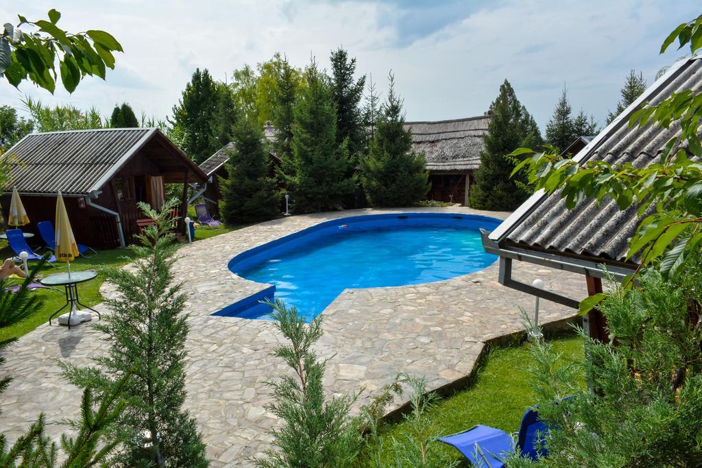 Camping Robinson Country Club Oradea Buitenkant foto