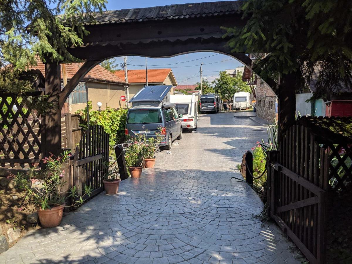 Camping Robinson Country Club Oradea Buitenkant foto